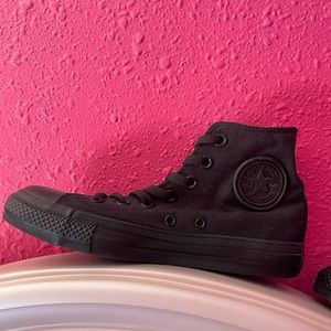 ALL BLACK HIGHTOP CONVERSE SIZE 5
